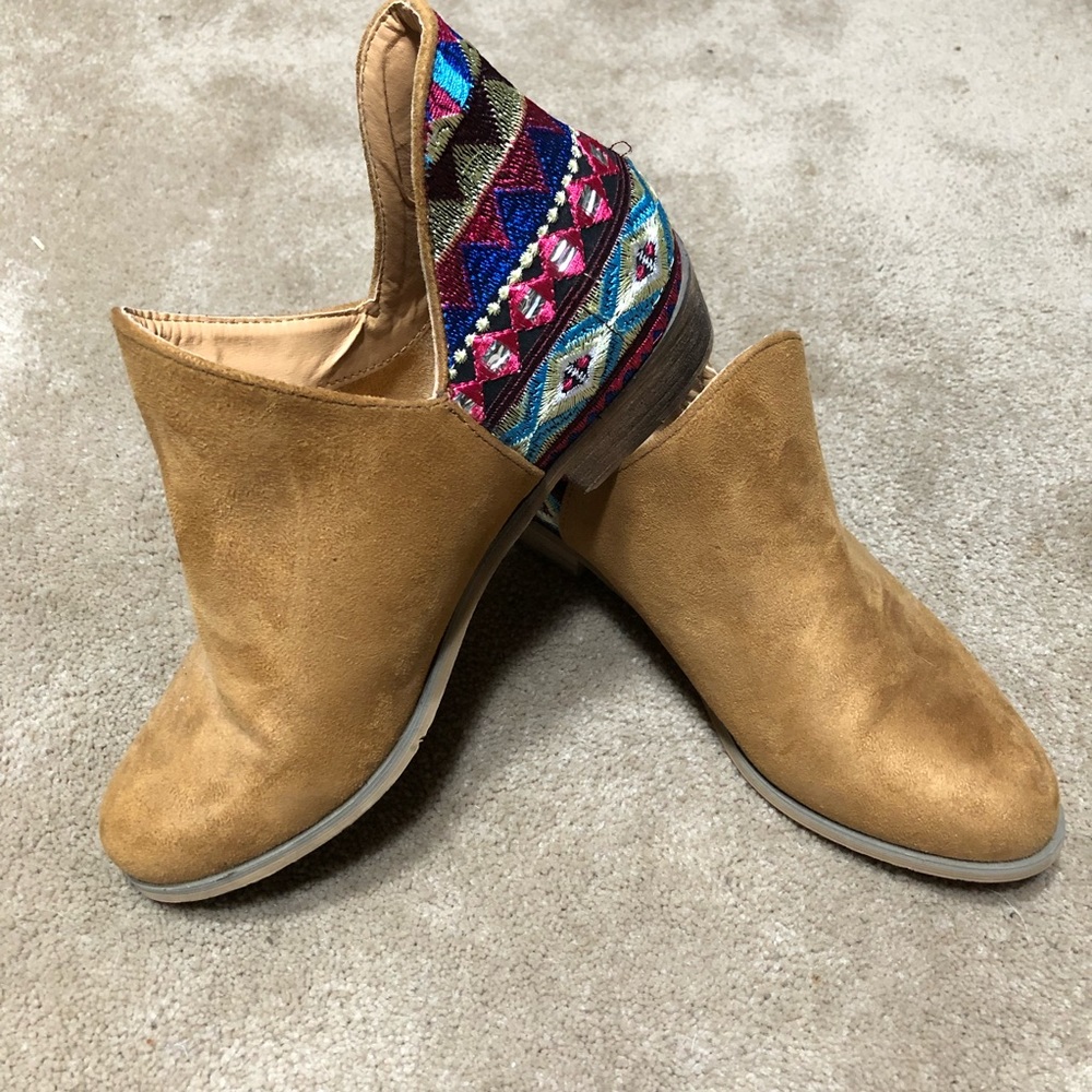 ANKLE BOOTIES